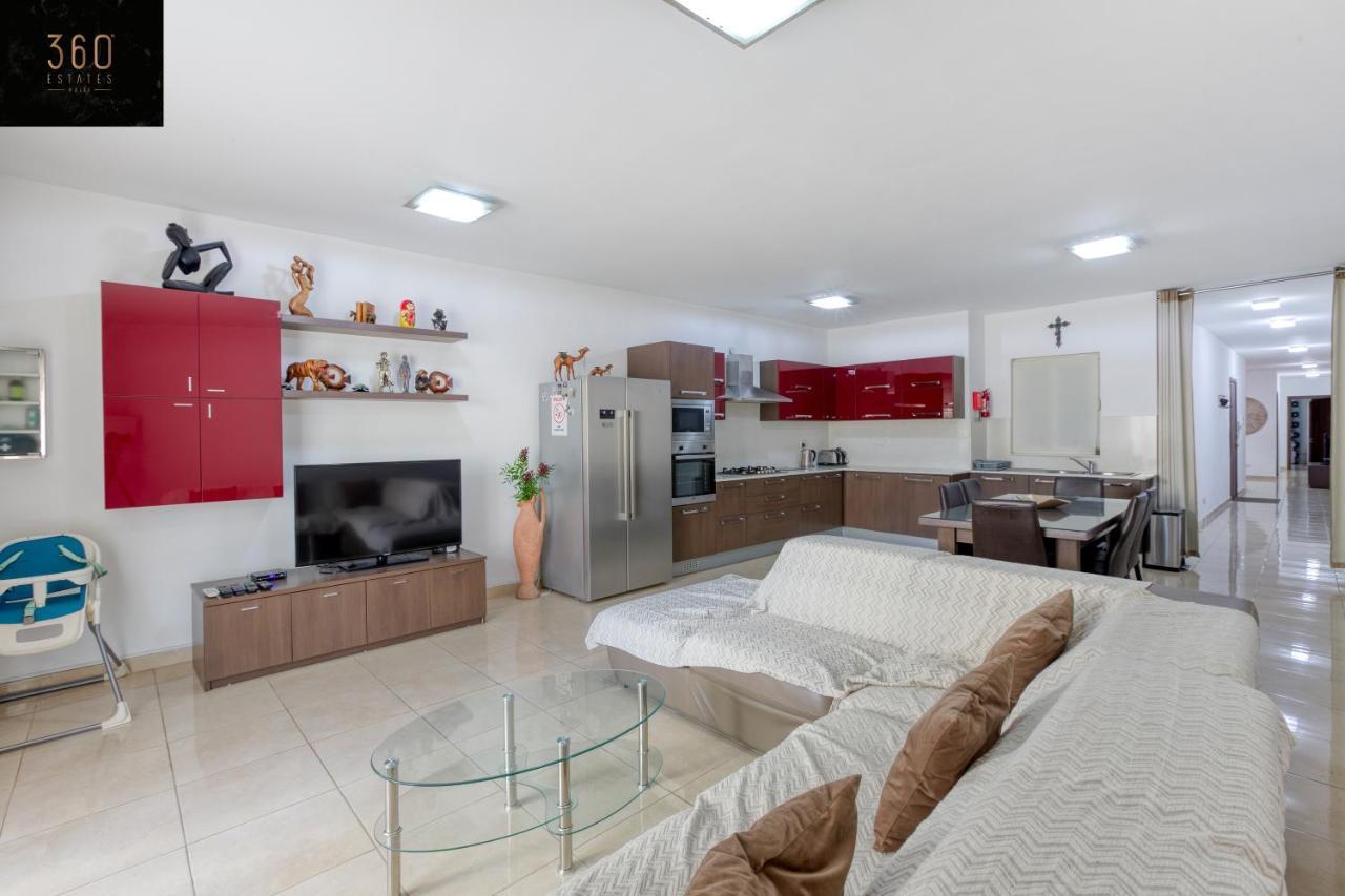 Charming Home Meters From The Seafront With Terrace By 360 Estates St. Paul's Bay Buitenkant foto