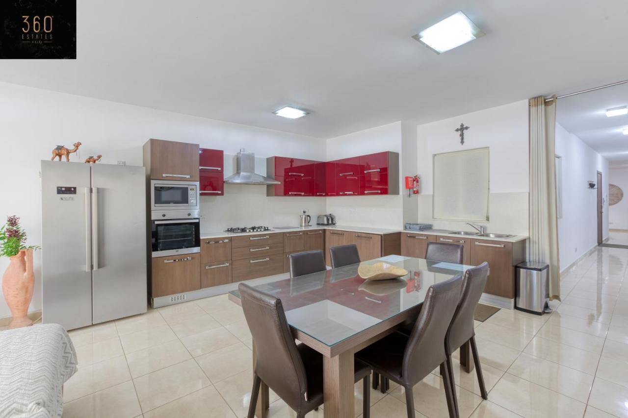 Charming Home Meters From The Seafront With Terrace By 360 Estates St. Paul's Bay Buitenkant foto